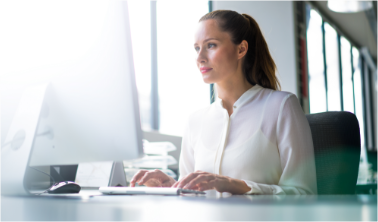 ლიოტონი®1000 გელი სამსახურში, ქალი ზის სამუშაო მაგიდასთან და მუშაობს კომპიუტერთან.