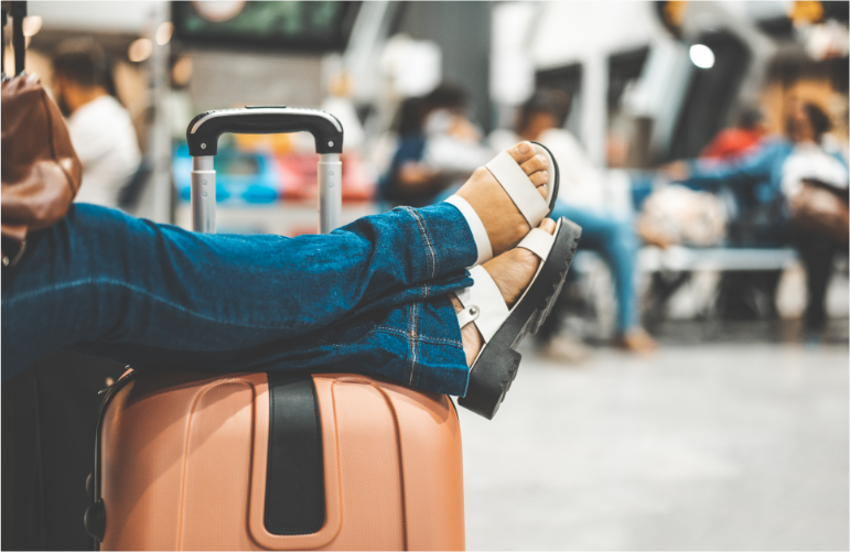 ლიოტონი®1000 მოგზაურიბისას, პიროვნება სკამზე ზის და ფეხებს ზურგჩანთაზე ასვენებს.