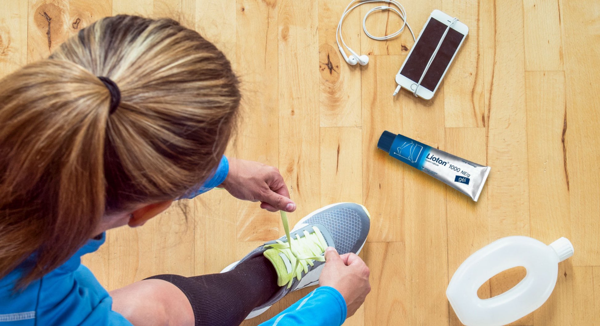 რჩევები ფეხის ტკივილის თავიდან ასაცილებლად ვარჯიშის შემდეგ, ქალი აკეთებს გაჭიმვებს